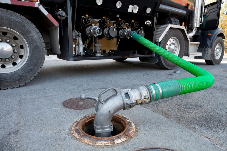 Image d'un camion avitailleur mesurant des fluides avec un débitmètre de précision